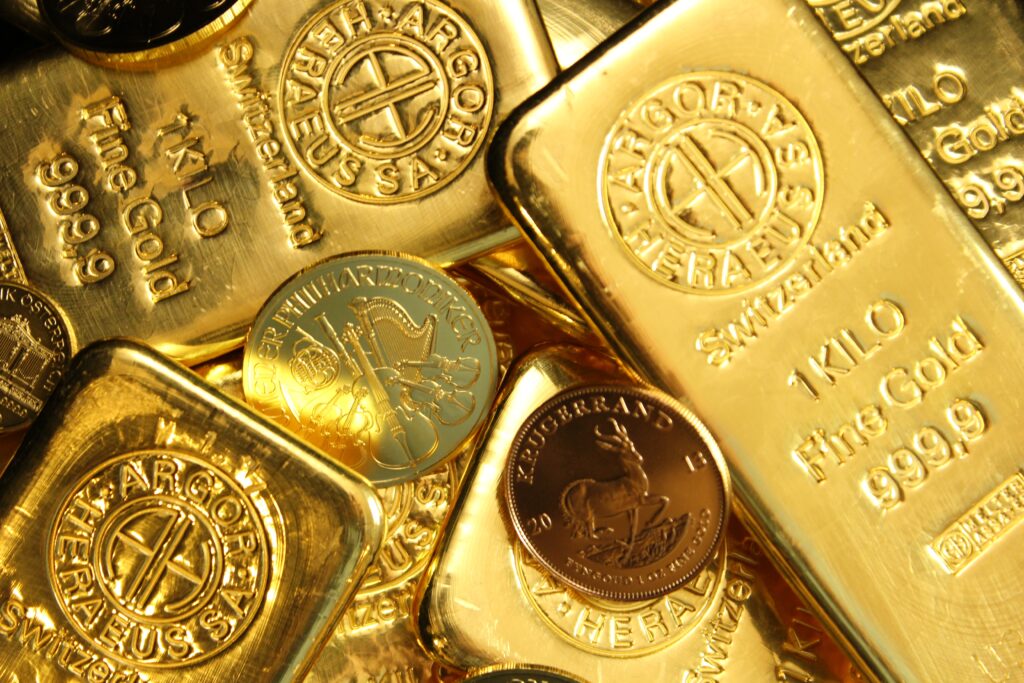Image of gold bars and coins in a pile. Gold investment.